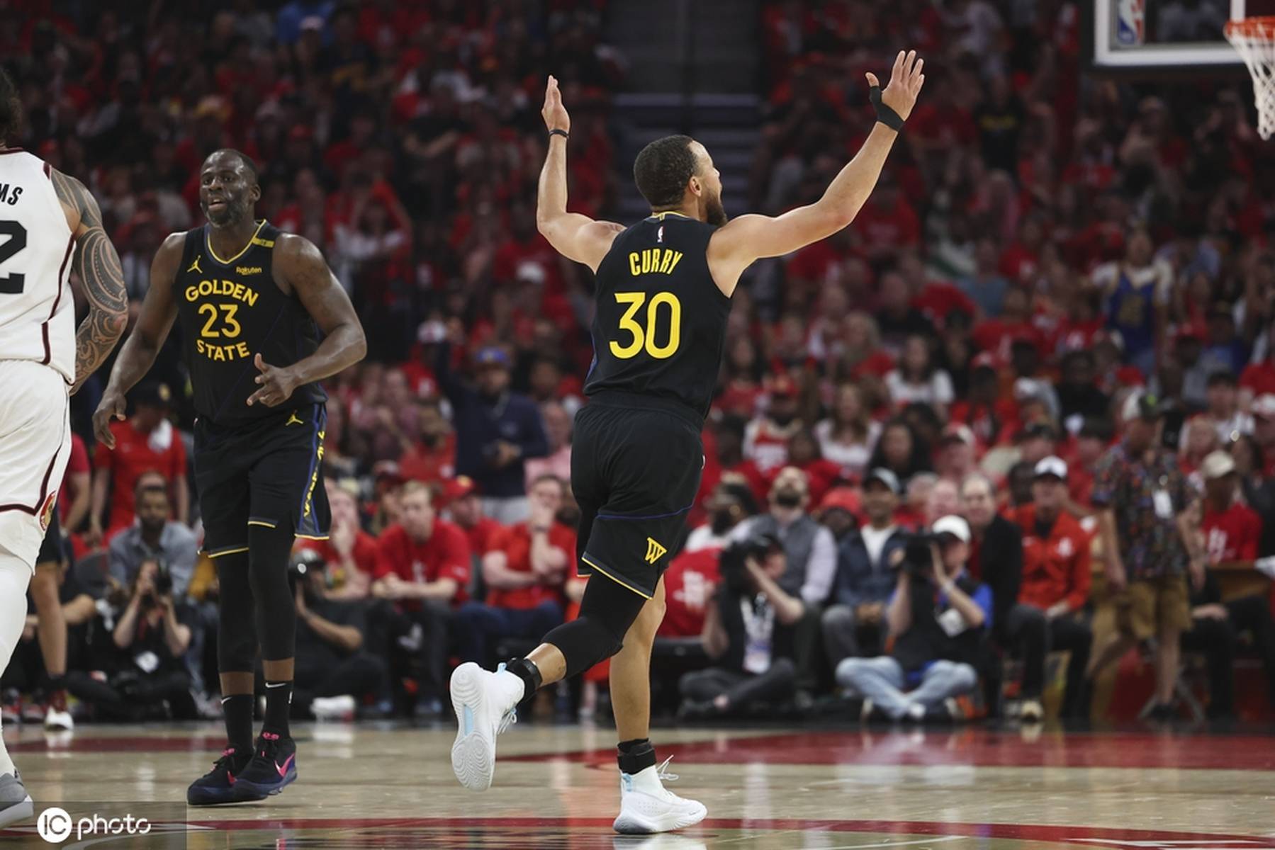 Shams：库里目前只能接受治疗 最早系列赛G6能回归